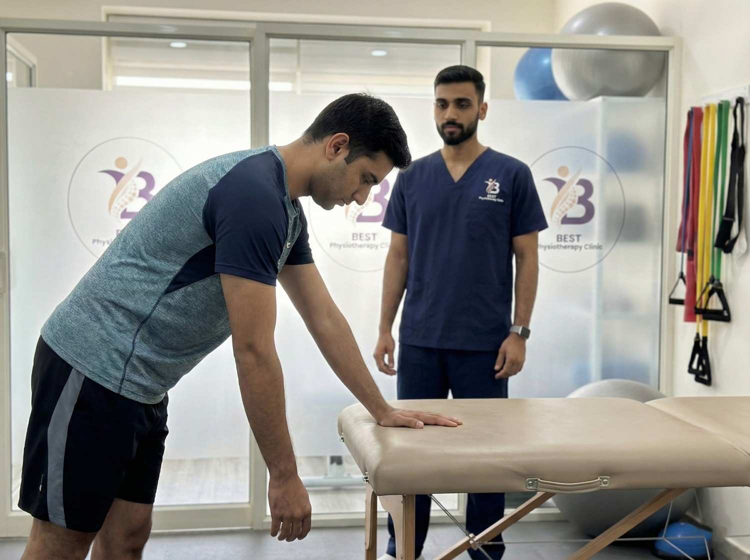 Patient performing low-resistance strengthening exercises with a band in the thawing phase of Frozen Shoulder rehabilitation